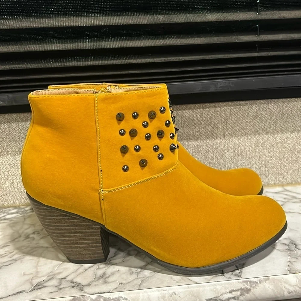 Qupid Priority 46 Women’s Mustard‎ Velvet Spiked and Studded Ankle Boots 10 NIB